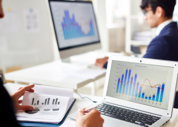 profissional analisando gráficos