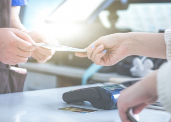 Imagem de um cliente fazendo pagamento com cartão de crédito