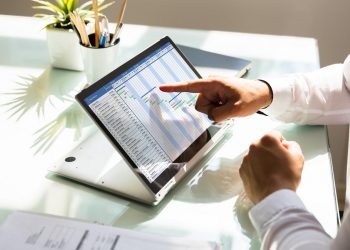 Homem analisando dados em uma planilha