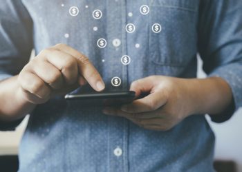 Homem analisando dados financeiros no celular