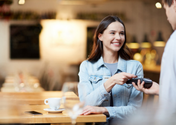 Ilustração de transação feita com cartão de crédito