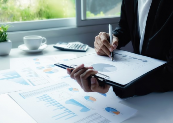 profissionais analisando gráficos