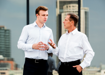 Dois homens conversando