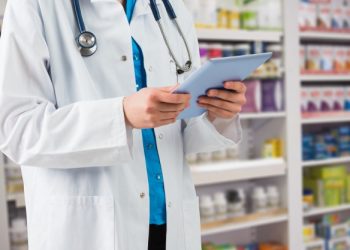 farmacêutico segurando um tablet