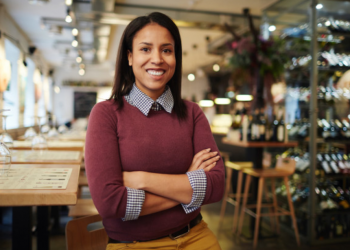 Imagem de mulher em seu restaurante