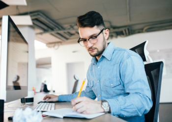 Imagem de um homem trabalhando eu seu computador