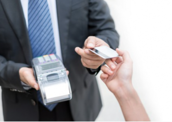 Homem recebendo pagamento em cartão de crédito