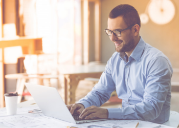 Imagem de um homem trabalhando em seu notebook