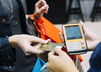 Imagem de um cliente fazendo pagamento em cartão