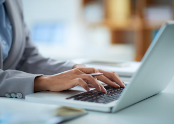 mãos masculinas digitando em um notebook