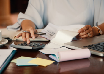 Imagem de uma mulher fazendo contas