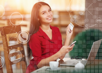 Imagem de uma mulher fazendo pagamentos pelo computador