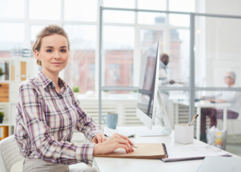 Imagem de uma mulher trabalhando em seu computador