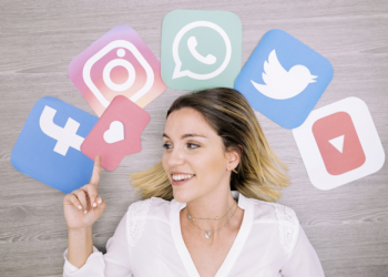 mulher com ícones de redes sociais