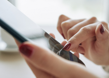 mulher usando um celular