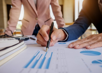 pessoas analisando dados